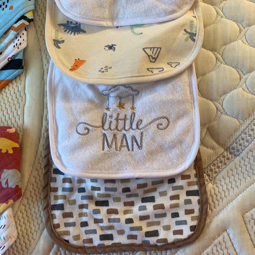 Baby Bibs, Socks, and outfit 0-3M - Picture 8 of 12